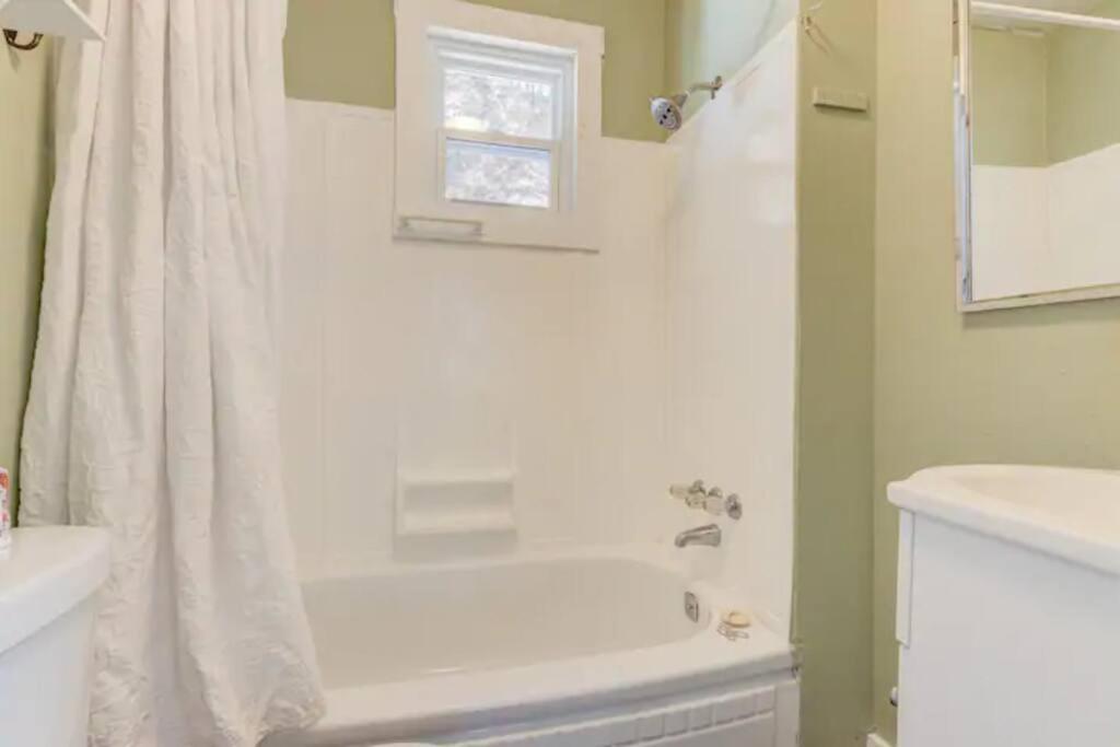 Cedar Blossom Bungalow Is A Cozy Getaway With A 5 Minute Walk To Downtown! Hot Springs Exteriér fotografie