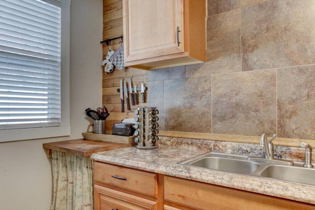 Cedar Blossom Bungalow Is A Cozy Getaway With A 5 Minute Walk To Downtown! Hot Springs Exteriér fotografie